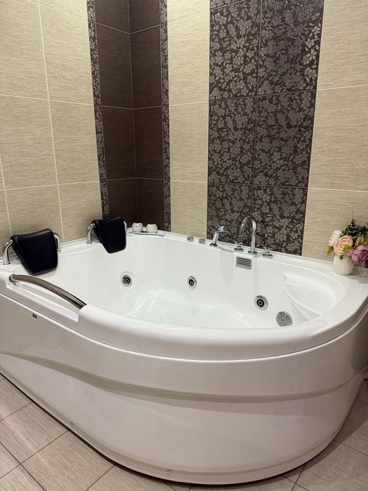 Продаю угловую гидромассажную ванну