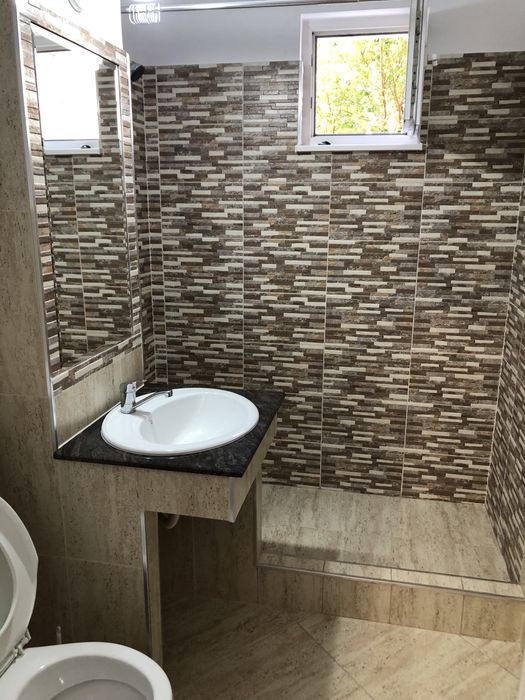 Proprietar vând apartament 3 camere, decomandat , parter, zonă centru.