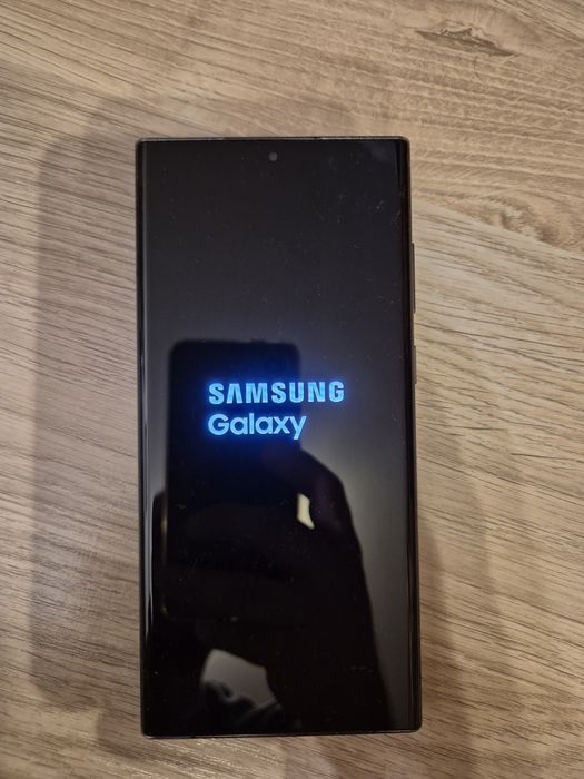 Vând Samsung Galaxy S22 Ultra 256 GB Phantom Black.