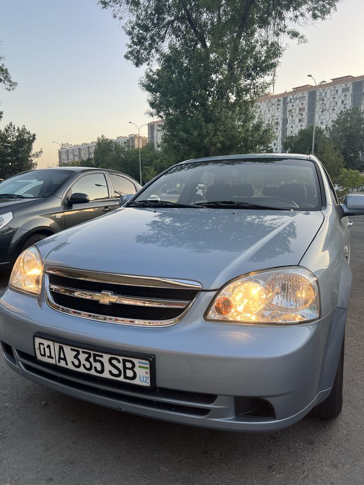 Lacetti 1.8 sotiladi