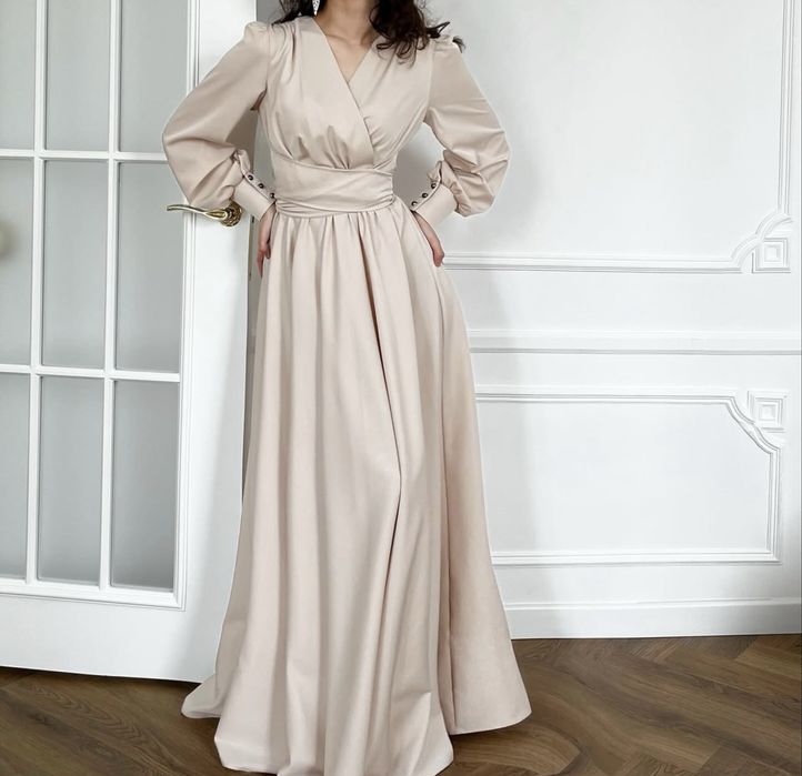 Стильное платье на запах в нежном молочном оттенке