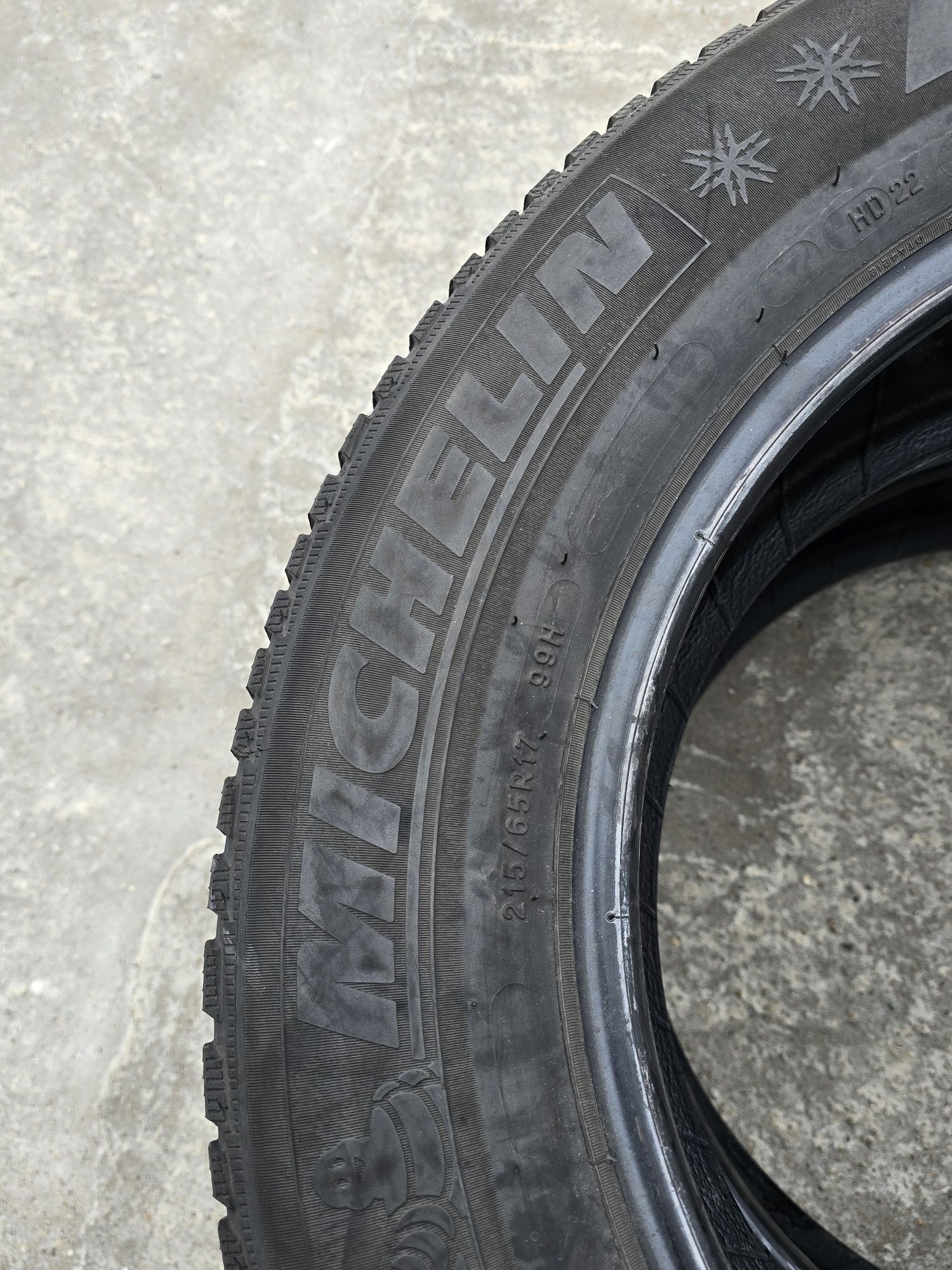 2 Броя 215/65/17 Michelin 5,5mm 2020DOT