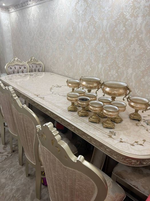Большой стол с 9 стульями и набором посуды