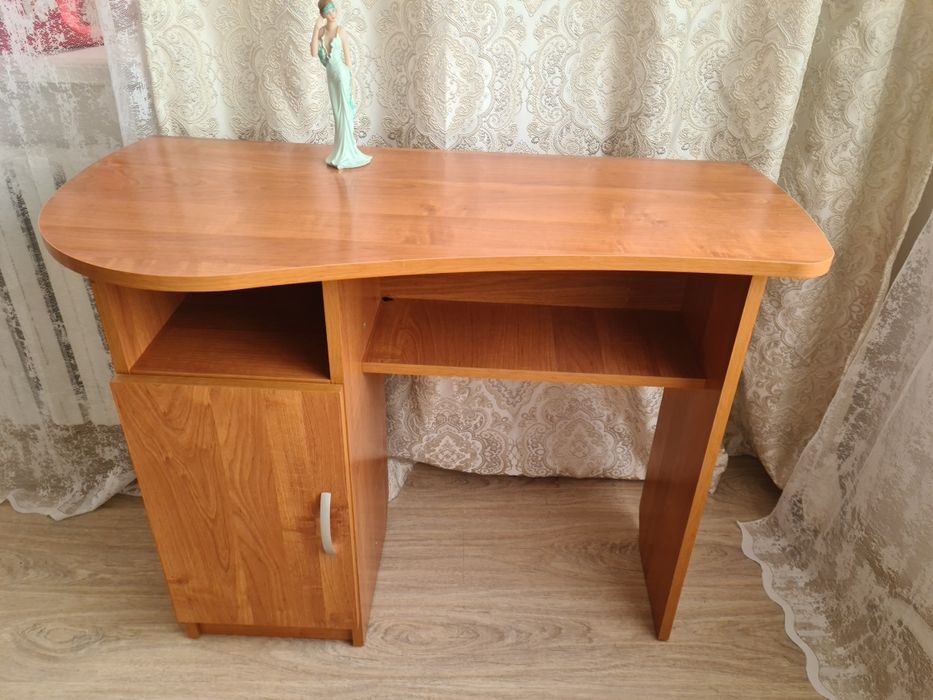 Стол для спальни