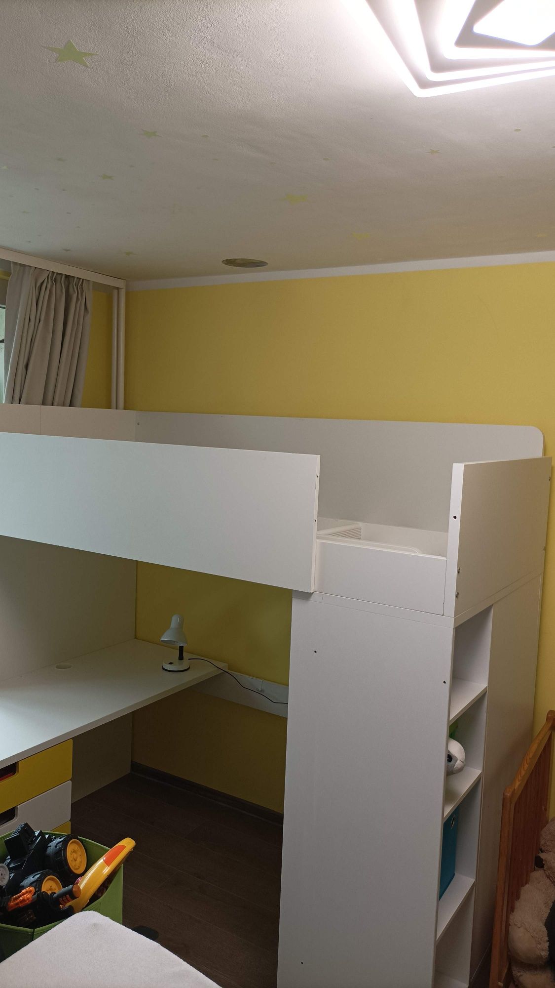Детско дуетажно легло,бюро с контейнер (чекмеджета),гардероб, етажерки