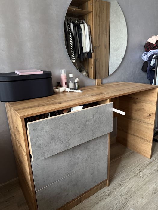 Срочно продам трюмо со шкафом