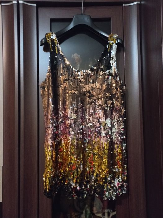 Blugi aurii, maieu cu paiete și salopeta .