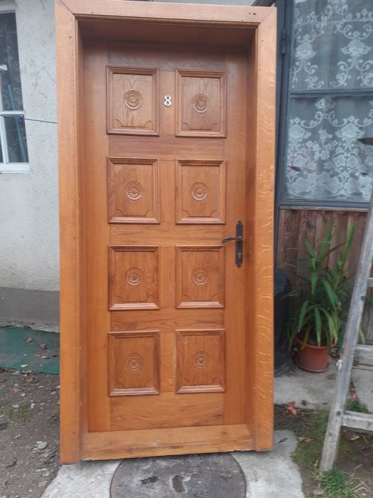 Vând ușa apartament