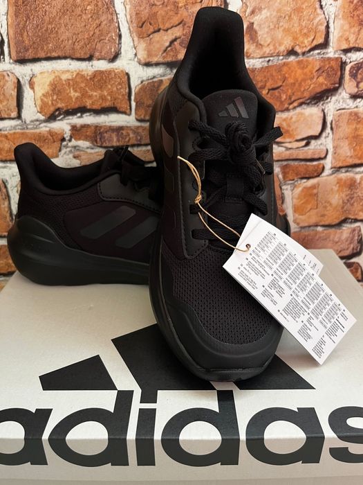 Adidași unisex cu eticheta