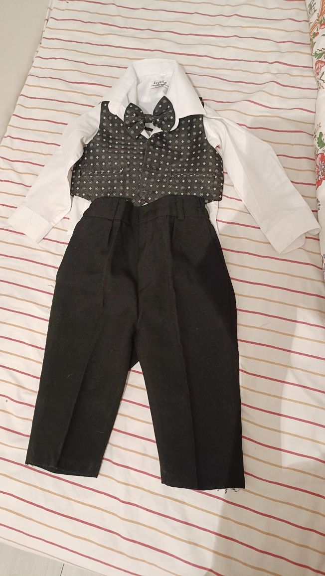 Белая рубашка, черные брюки, желетка и бабочка. Комплект