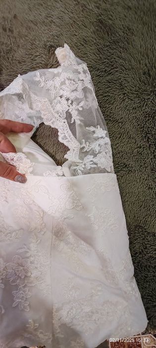 Бяла рокля до коляното