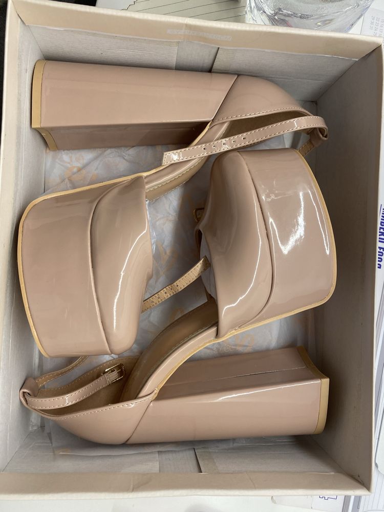 DeeZee beige patent heels
