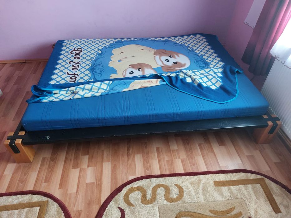 Vând pat in stare foarte bună