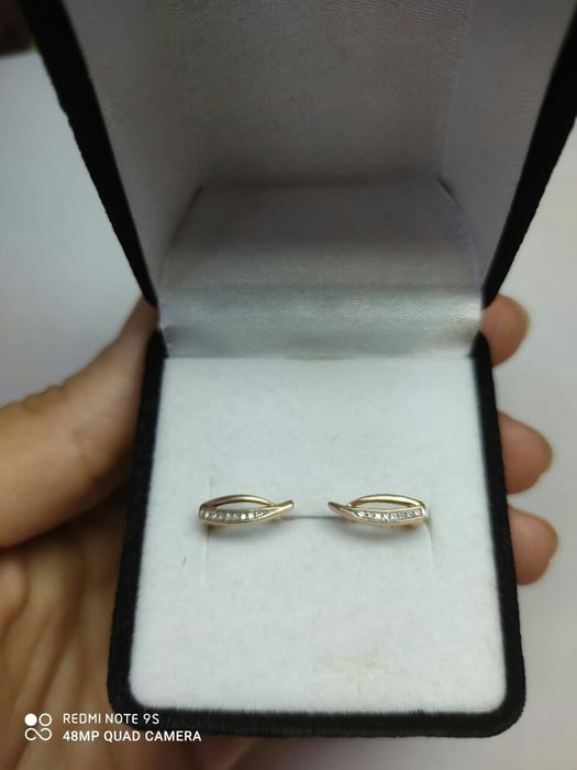 Золотые серьги с бриллиантами.