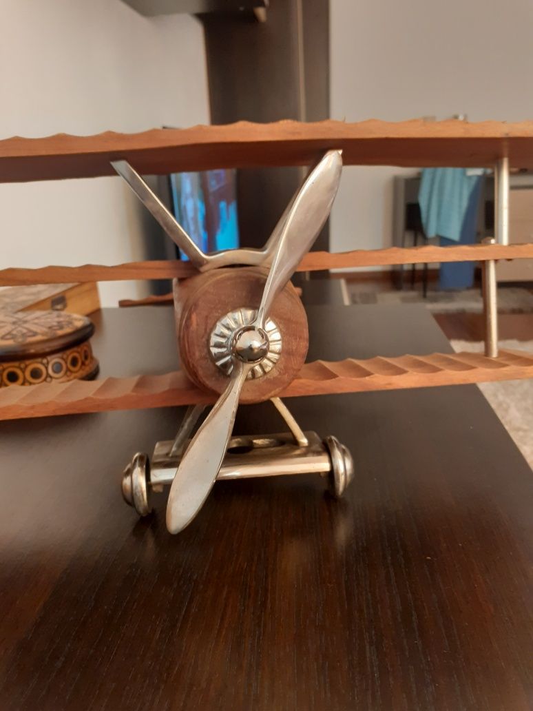 Avion deosebit lemn