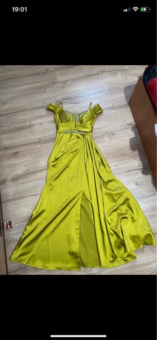 Rochie din satin este purtata de doua ori culoare verde
