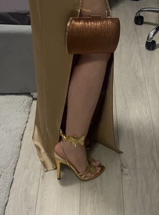 Sandale cu toc cu fluturi