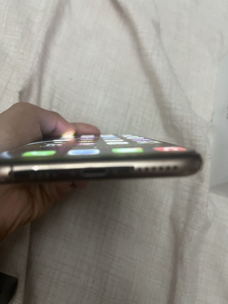 Продаю iphone xs max, 256 gb, с чеком и коробкой