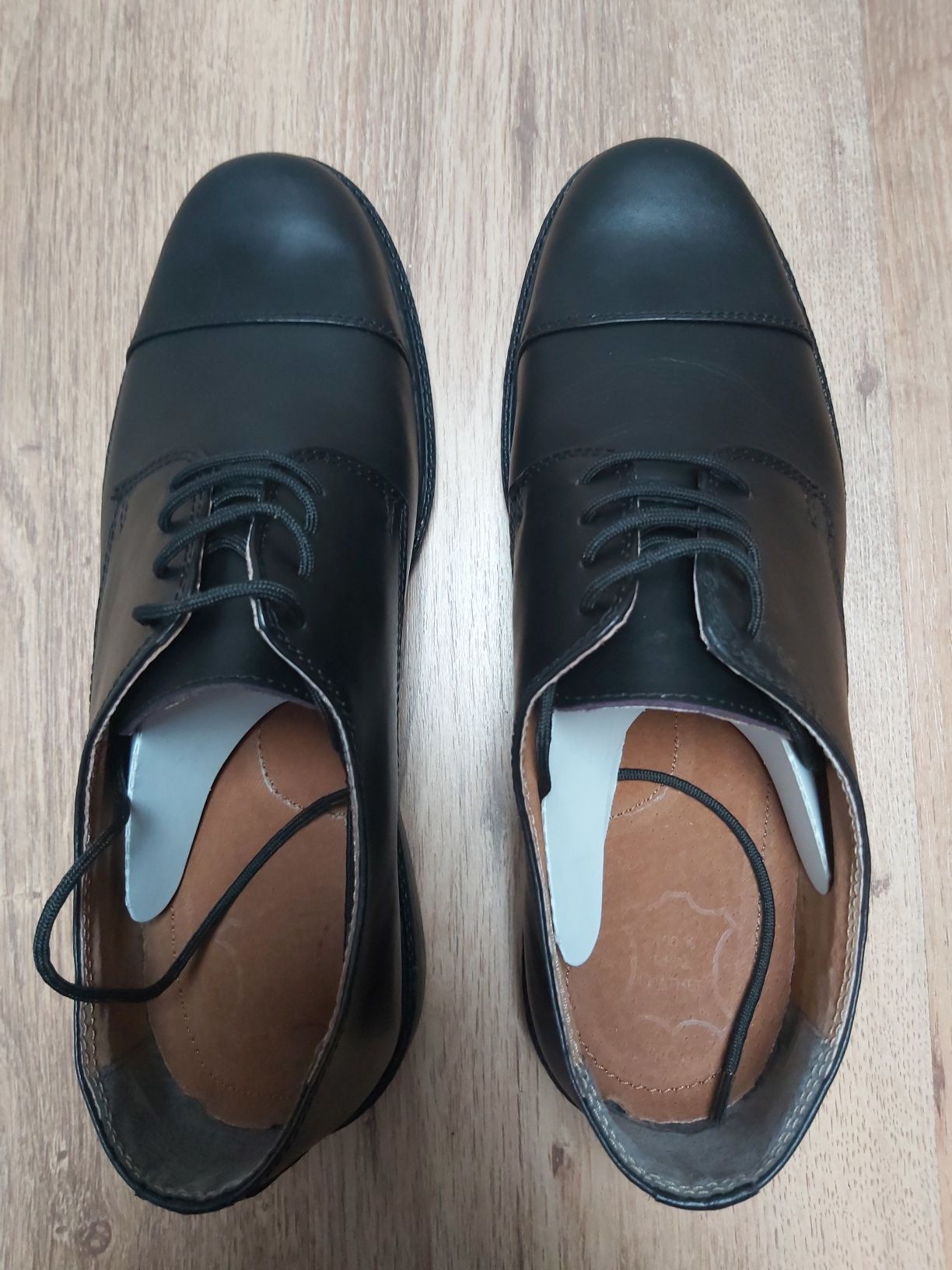 Черни официални мъжки  обувки от естествена кожа.