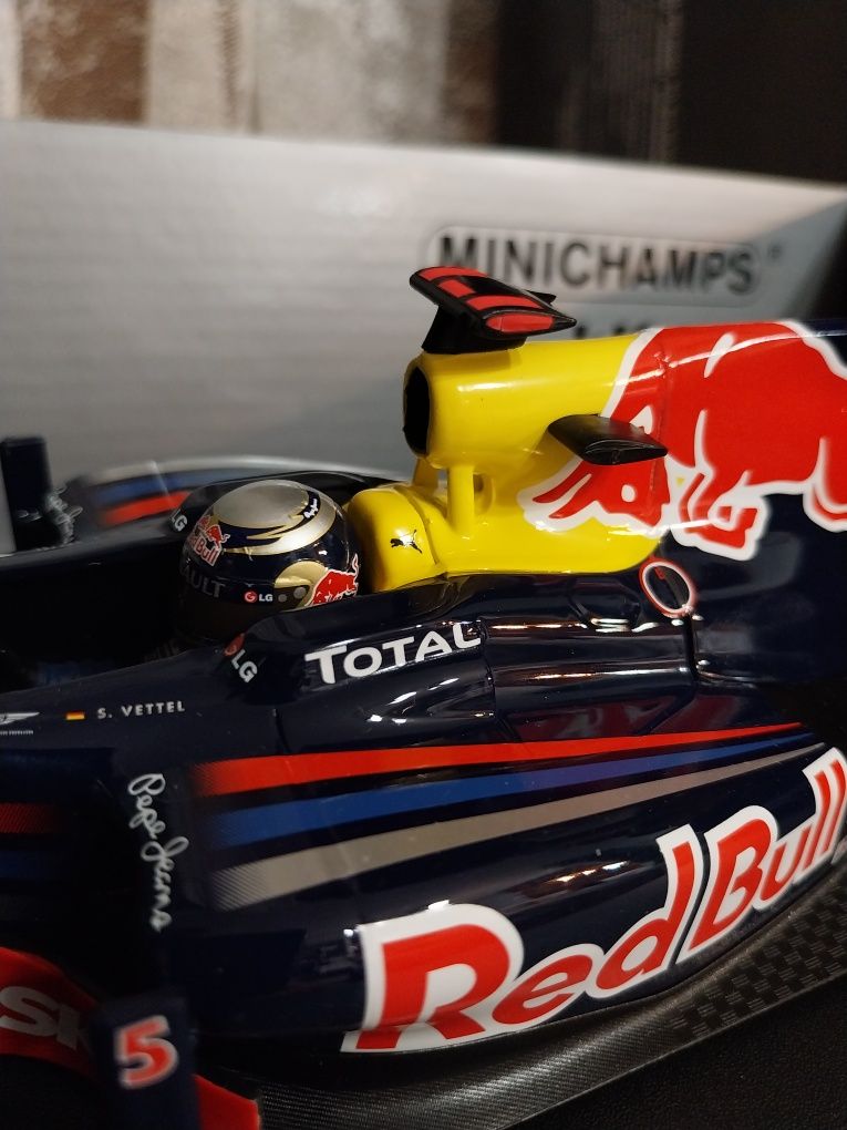 Rad Bull Racing Renault RB6 Minichamps 1:18(1:18)