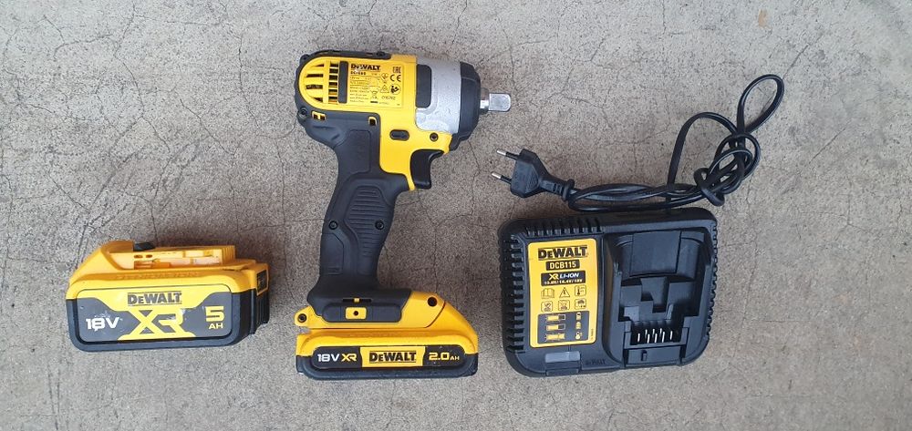 Masina de înșurubat cu impact. Dewalt.