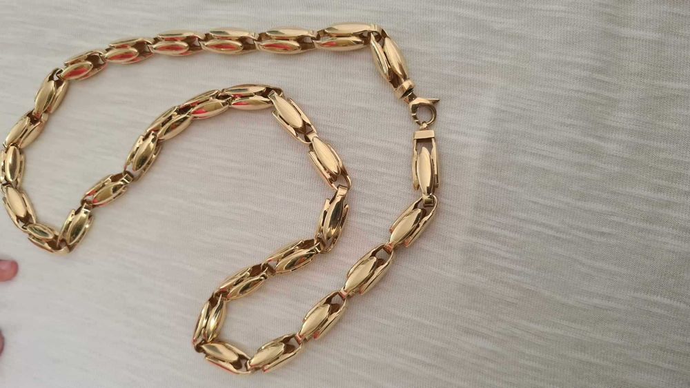 Schimb !!Lanți are 37,5 de gram mai multe detalu in privat