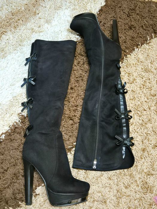 Стилни велурени чизми с кожени панделки