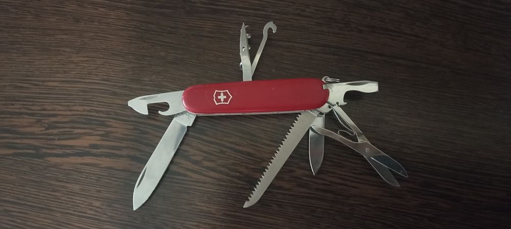 Briceag multifuncțional elvețian