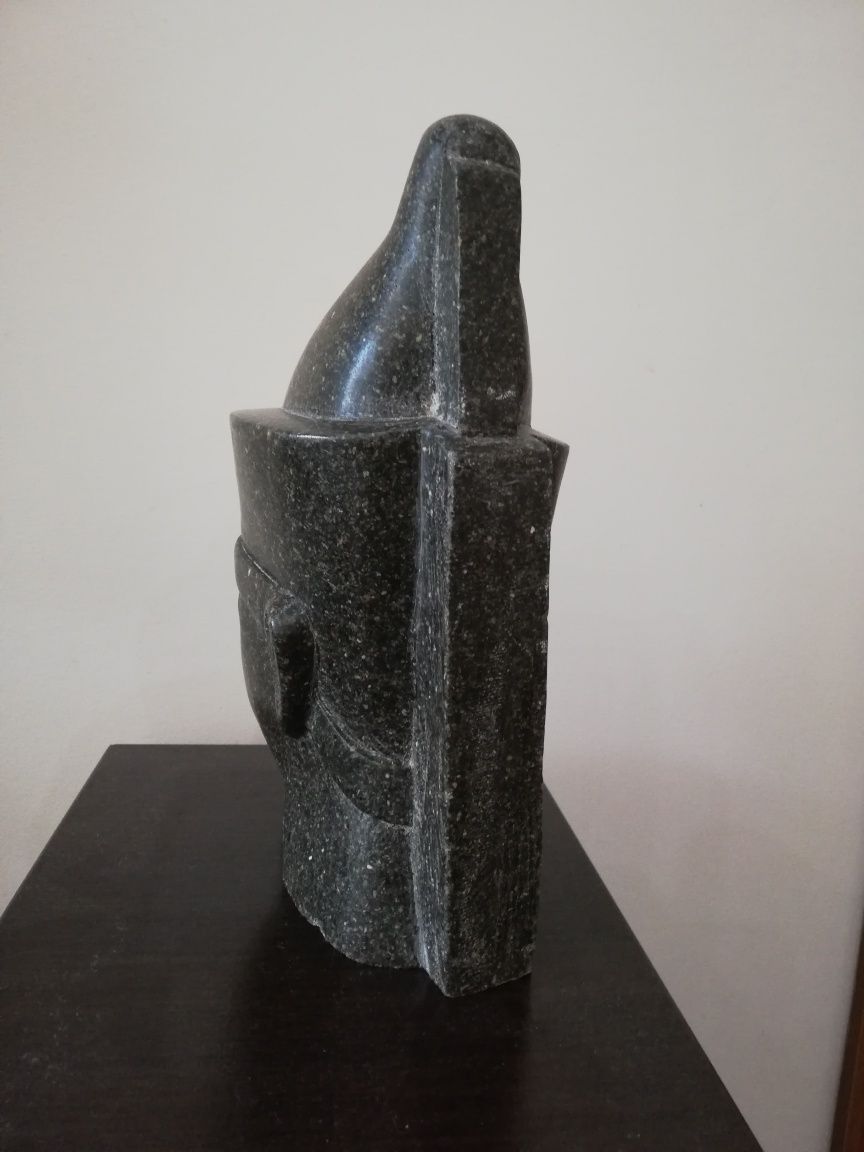 Изключително красива, голяма глава на фараон от камък.