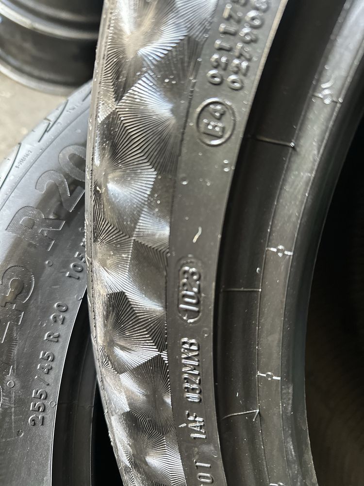 Шины 255/45/20 Continental комплект