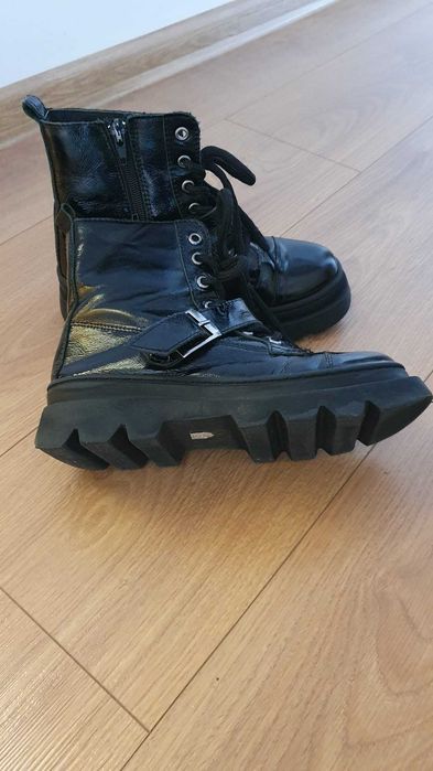 Vand bocanci negri luciosi de piele pentru fete