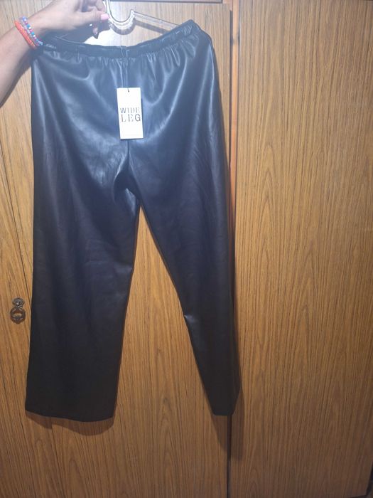 Продавам черен кожен панталон чарлстон, уголемен