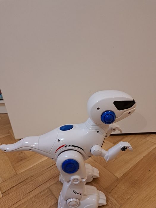 Интерактивен робот с дистанционно