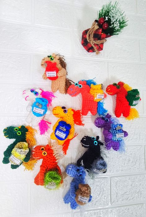 Магниты ручной работы, лошадки вязанные