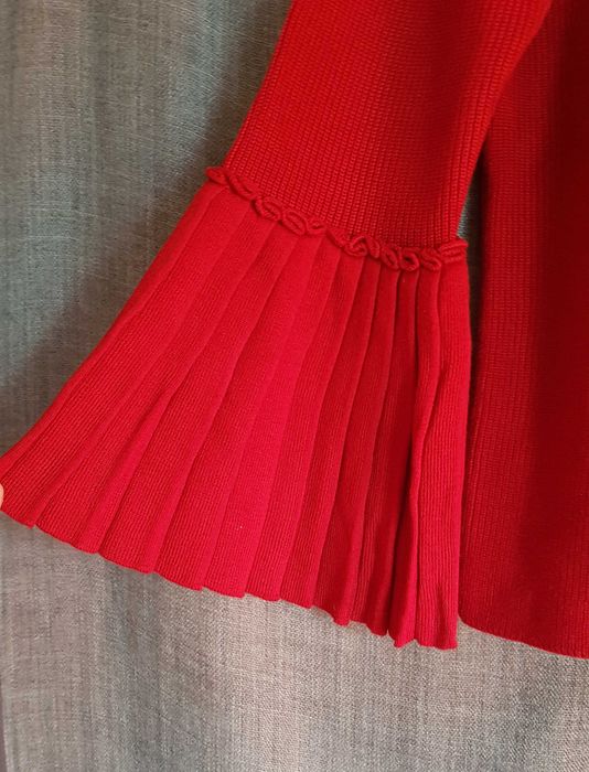 Pulover rosu detaliu maneca