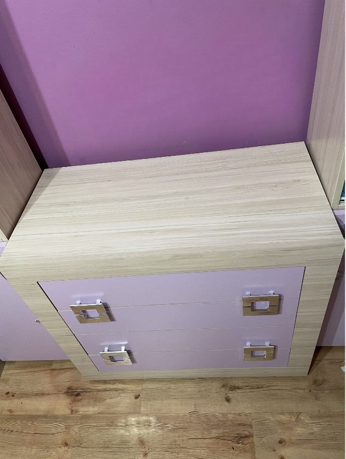 Мебели за детска стая в нежно лилав (само гардероб -350лв)