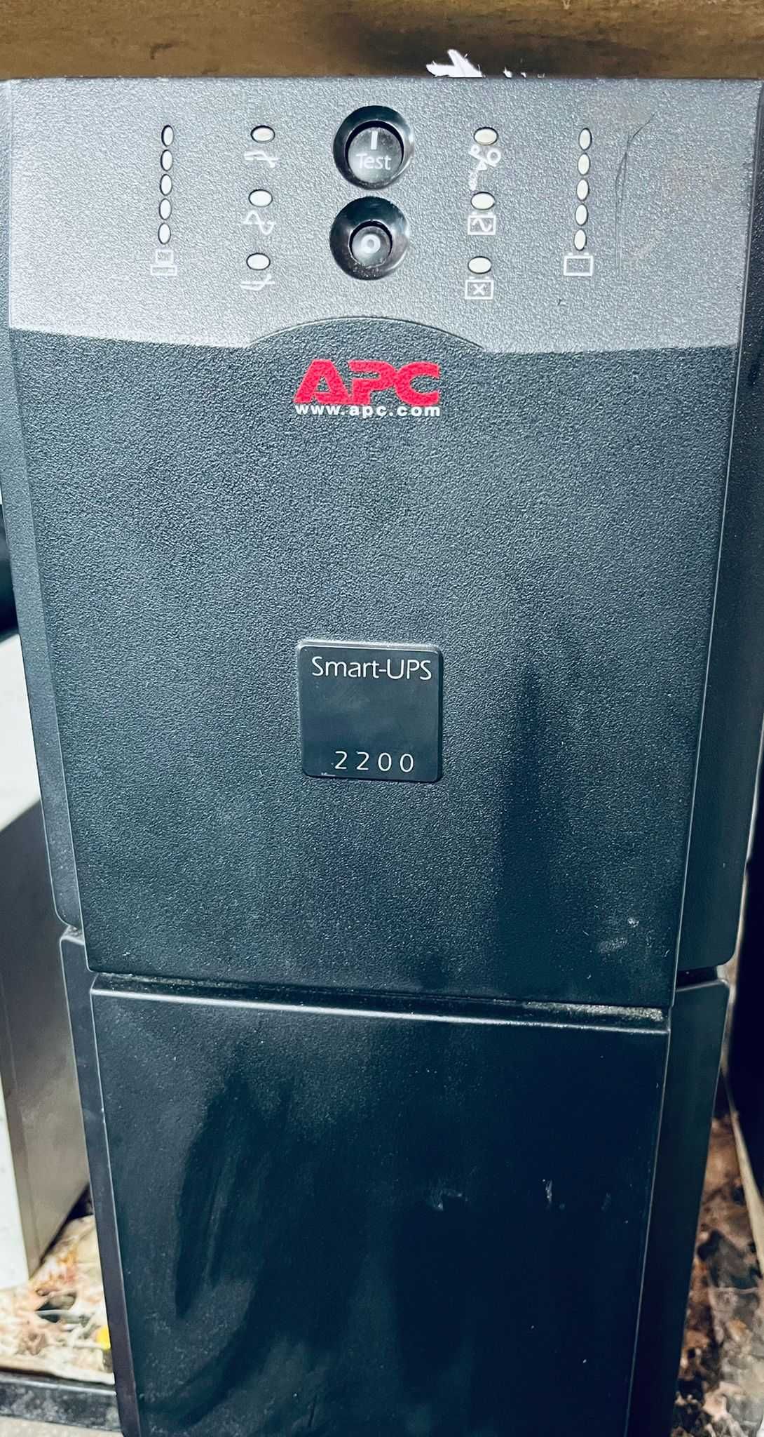 Stabilizator tensiune APC Smart-UPS 2200VA USB & Serial 230V