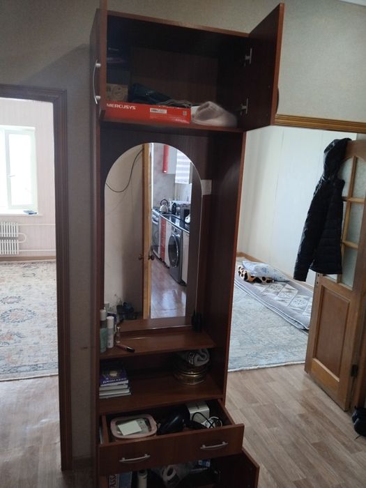 Продается шкаф с зеркалом в хорошем состояние.
