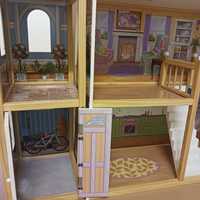 Дървена къща за кукли с мебели и асансьор