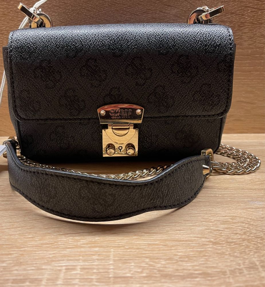 Оригинална чанта на Guess