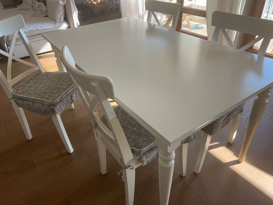 Маса със столове