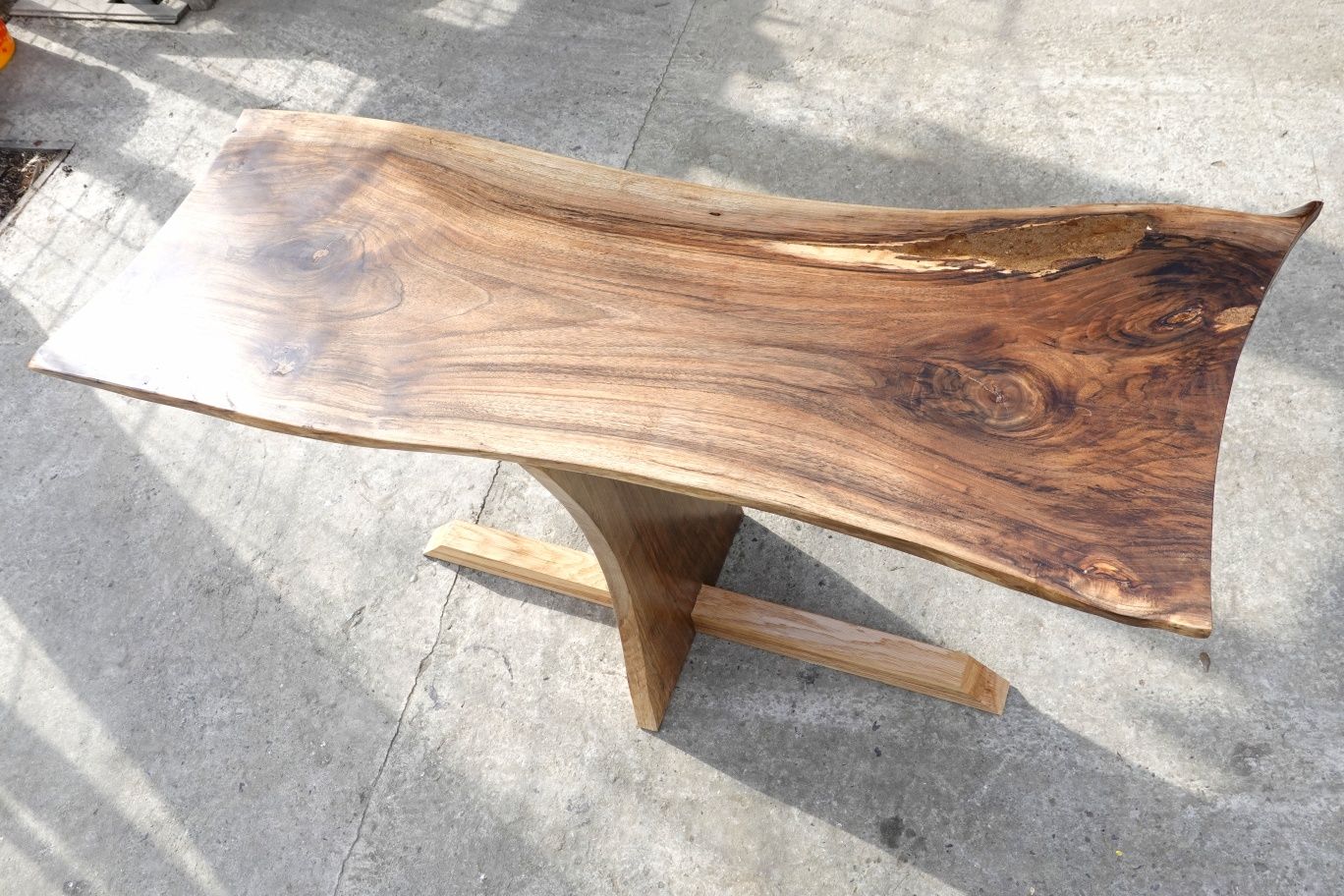 Masa de  cafea din nuc, masa consola, live edge table George Nakashima