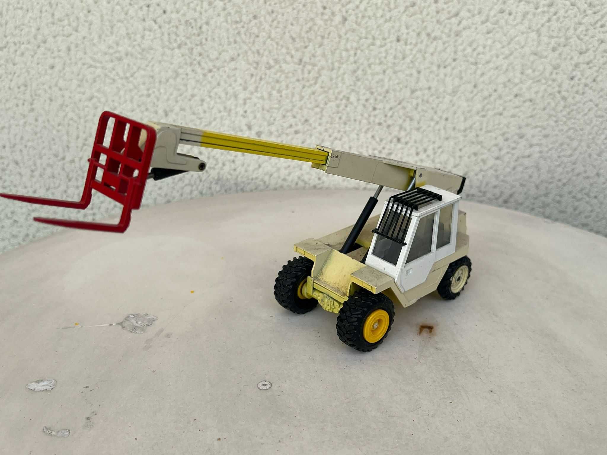 Macheta Utilaj Constructii NZG 1/35 JCB 520 Telescopic Forklift