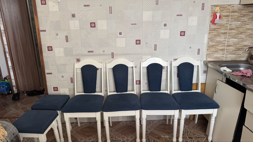 Продаю стол с стульями и табуретками