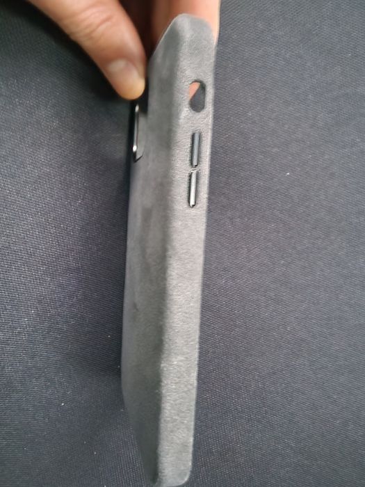 Husa alcantara magnetica iPhone 12pro în stare foarte buna