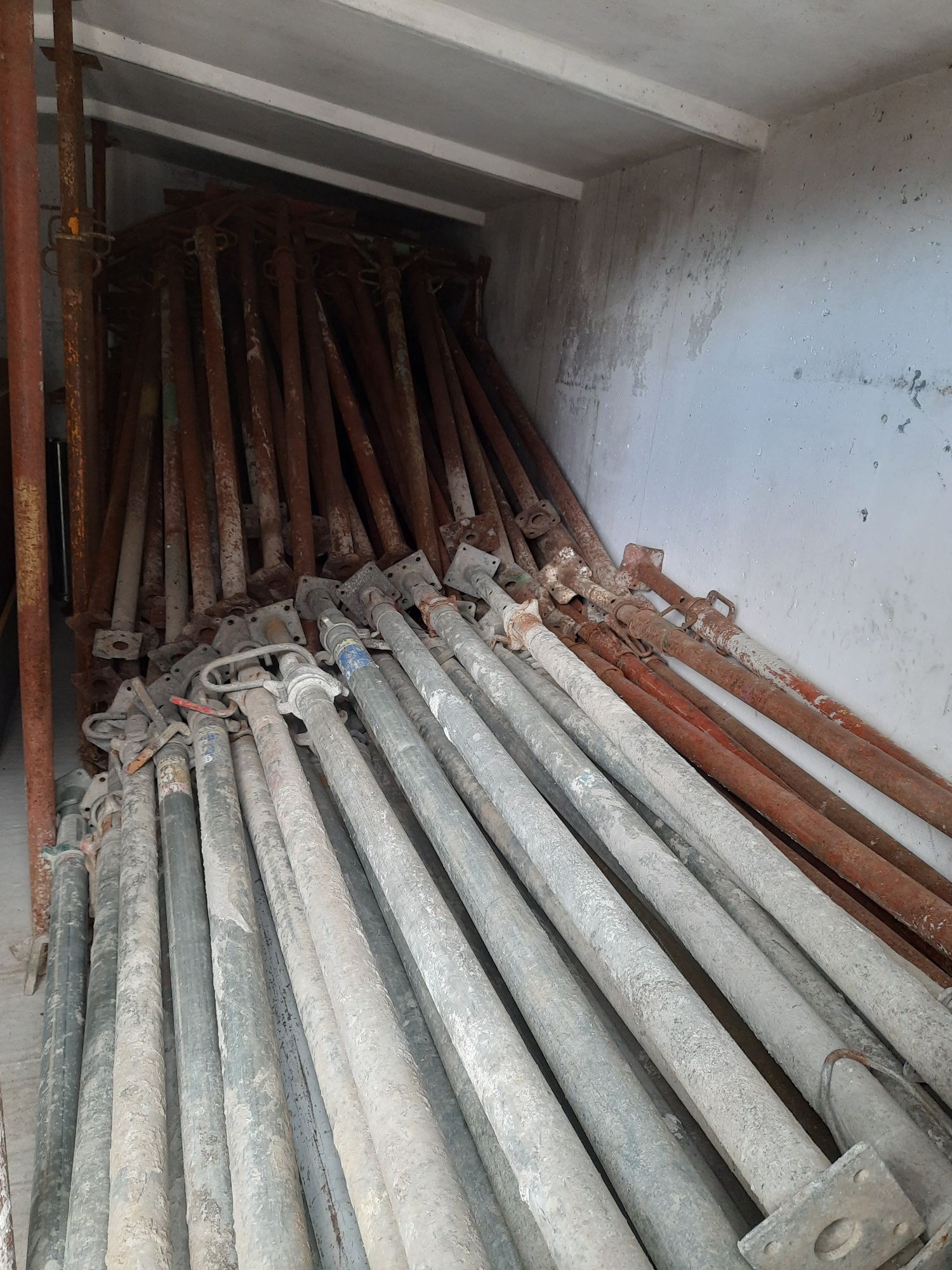 Popi metalici DE ÎNCHIRIAT și Mai compactor WACKER NEUSON
