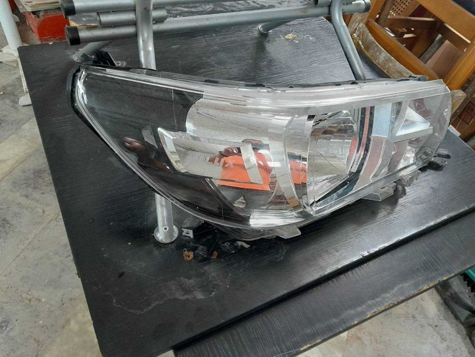 Десен фар за Toyota Hilux