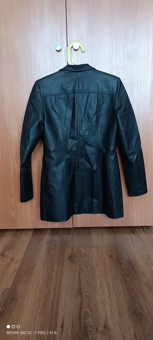 Стилно дамско вталено кожено сако/манто