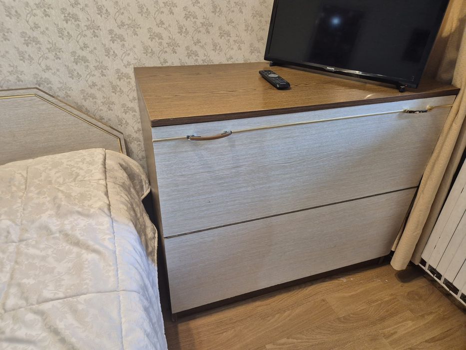 Mobilier complet de dormitor, dulap, noptiera, masuta scaune