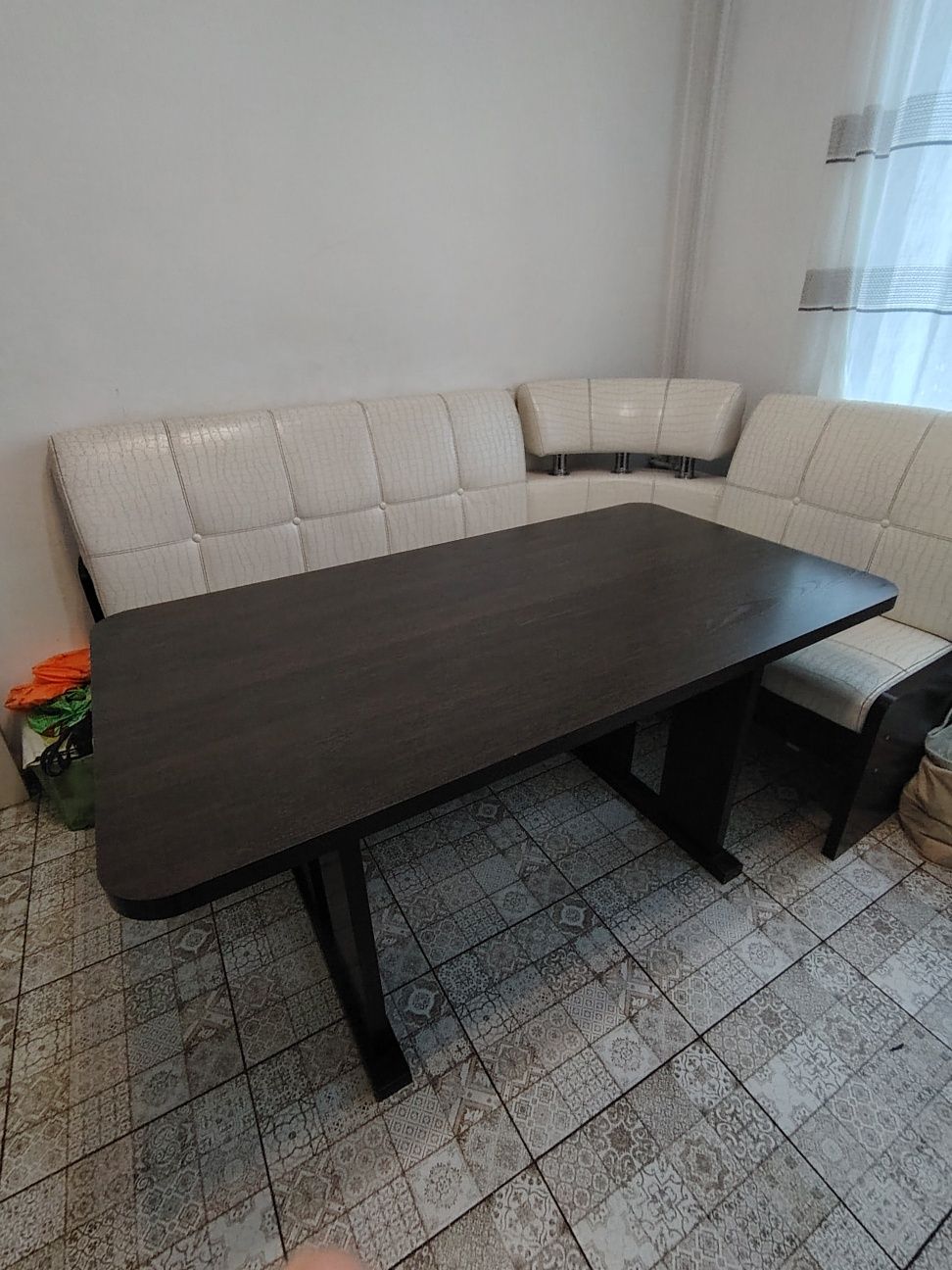 Продаю уголовой диван и стол для кухни б/у